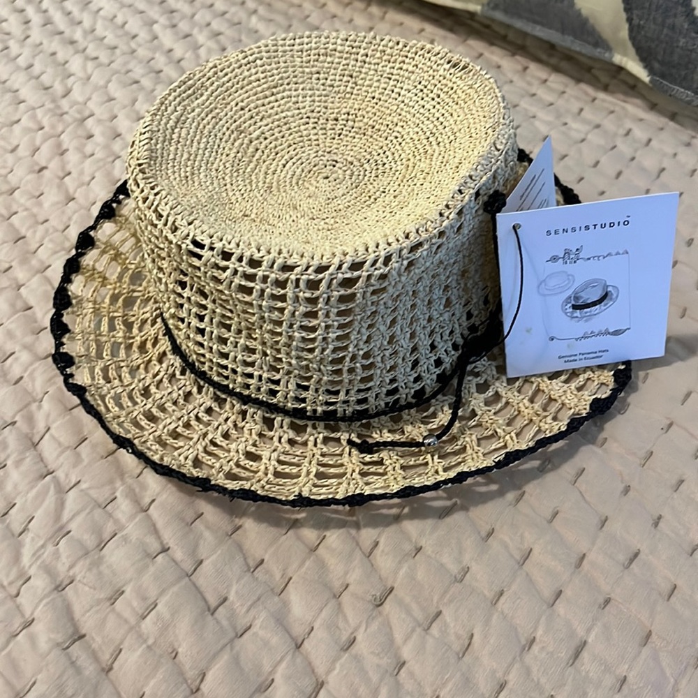 Straw hat. NWT
